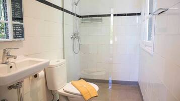 Villa estándar | Baño | Ducha, secador de pelo, toallas y champú