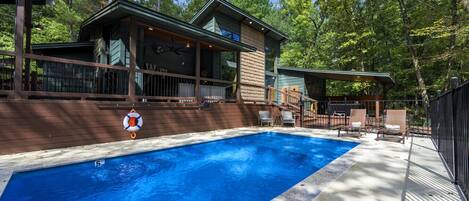 Een verwarmd zwembad