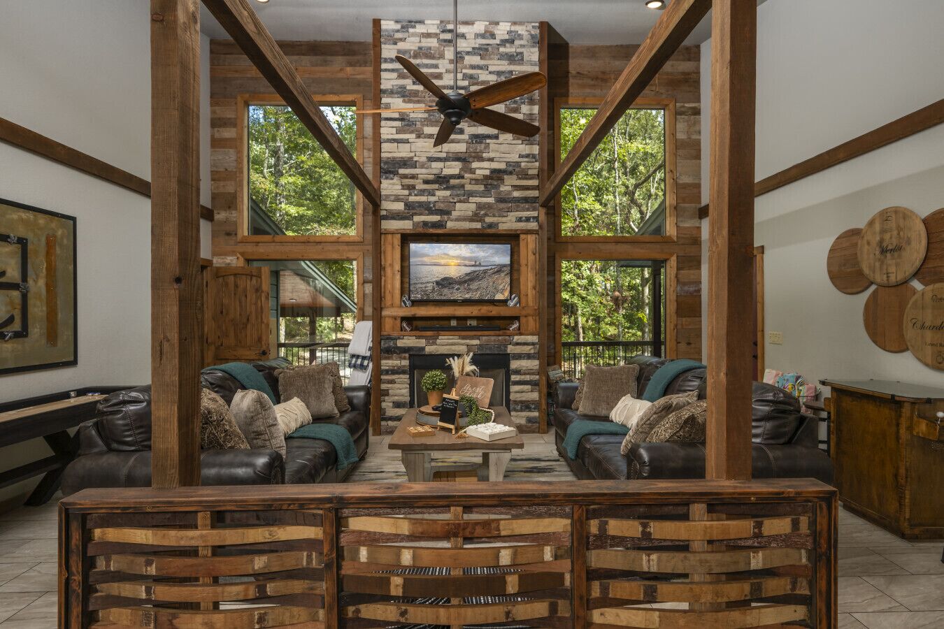 Smart TV, caminetto, videogiochi, impianto stereo