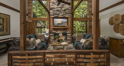 Wine Time – Luxury Cabin – Relaxing Pool Retreat, Seasonal Creek