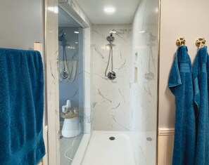 House | Bathroom | Separate bathtub and shower, deep-soaking bathtub, hair dryer, towels