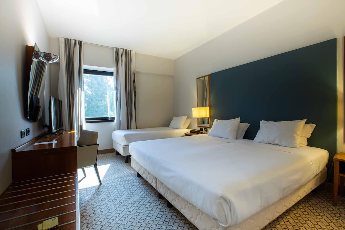 2 kamar tidur, minibar, meja kerja, dan tirai kedap cahaya