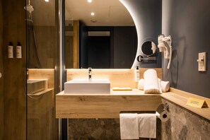 Kostenlose Toilettenartikel, Haartrockner, Bidet, Handtücher