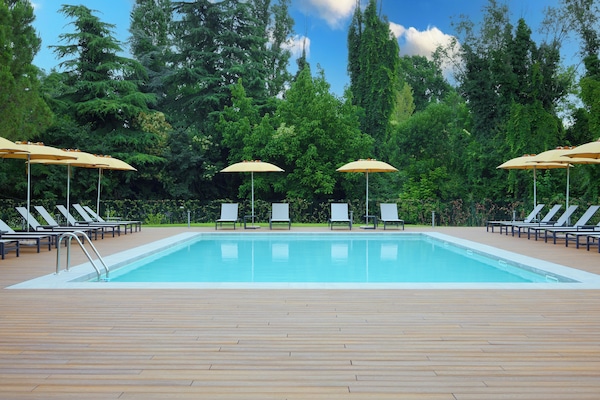 Hồ bơi ngoài trời phục vụ theo mùa