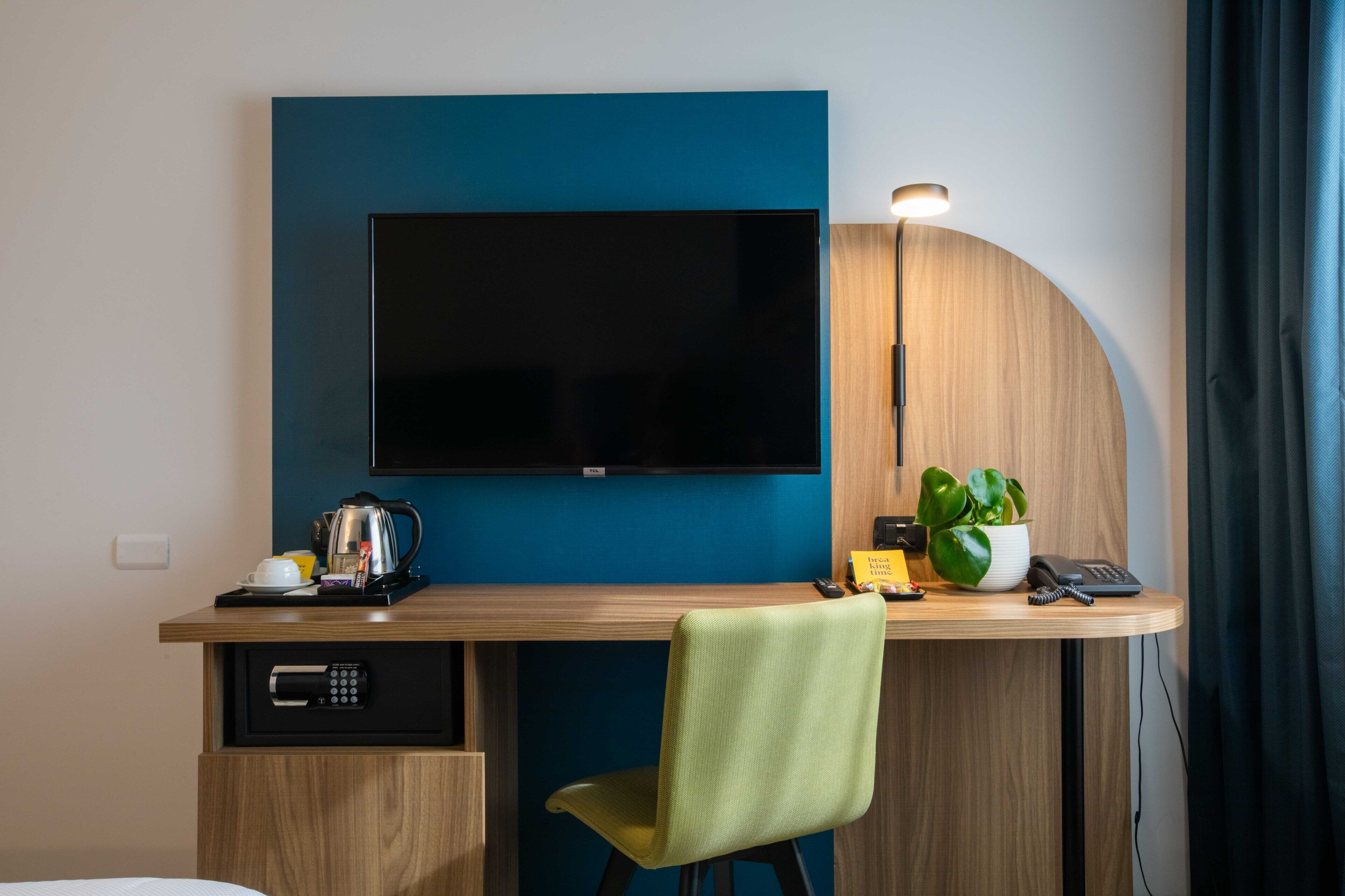 2 bedrooms, minibar, desk, blackout curtains