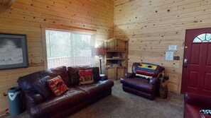 Televisie, een open haard, een dvd-speler en een kantoor