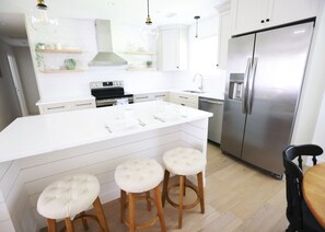 Kylskåp, mikrovågsugn, ugn och spishäll