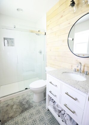 Combined shower/bathtub, hair dryer, towels, soap