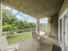 Condo, várias camas, sacada (#324 - No Pets) | Opções para refeição ao ar livre