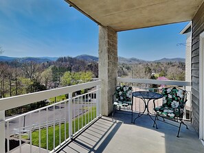 Condo, 1 Katil Raja (King) dengan Katil Sofa, Balcony (#421 - No Pets) | Tempat makan luar