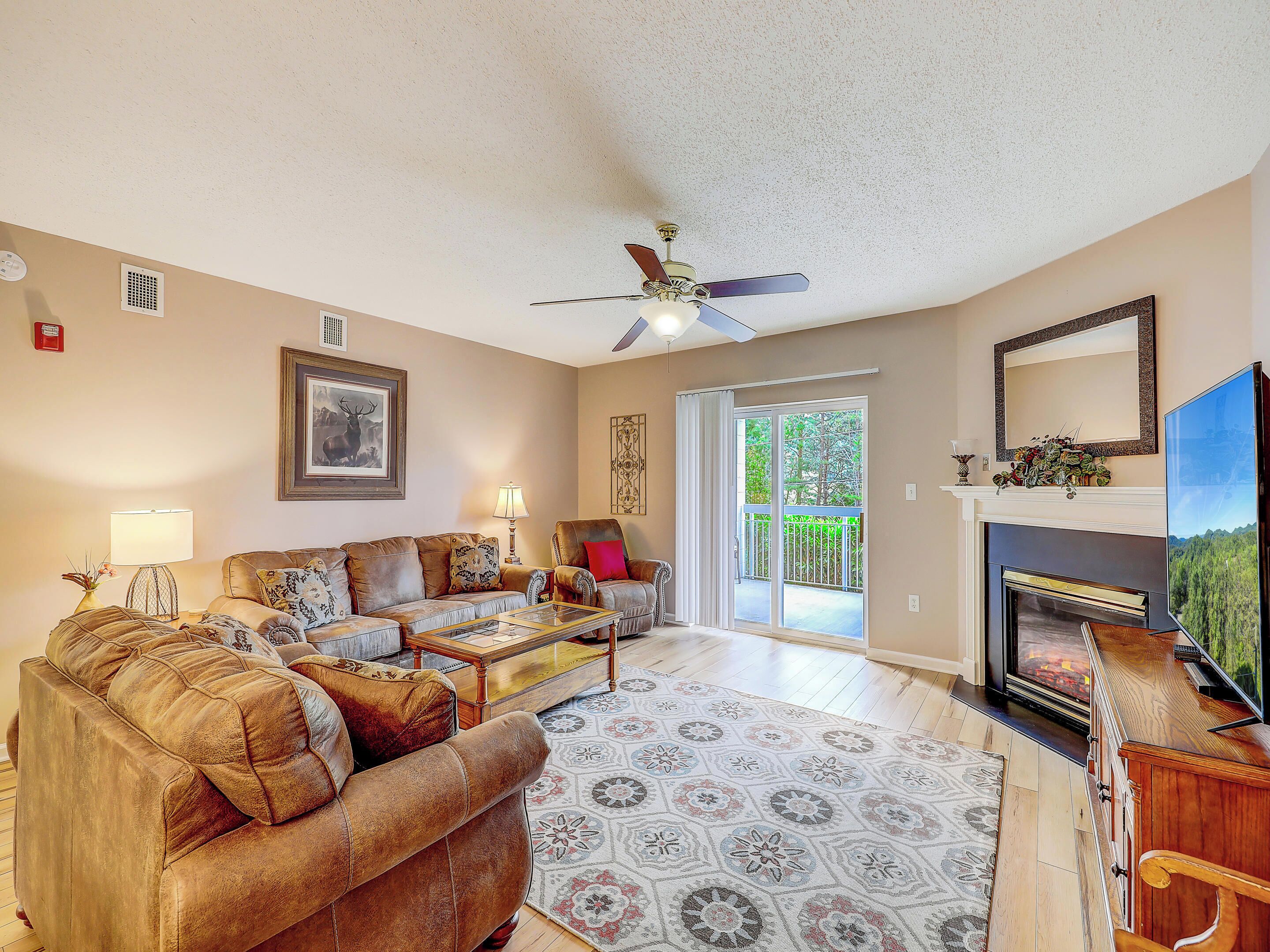 Condo (#614 - No Pets) | Living area