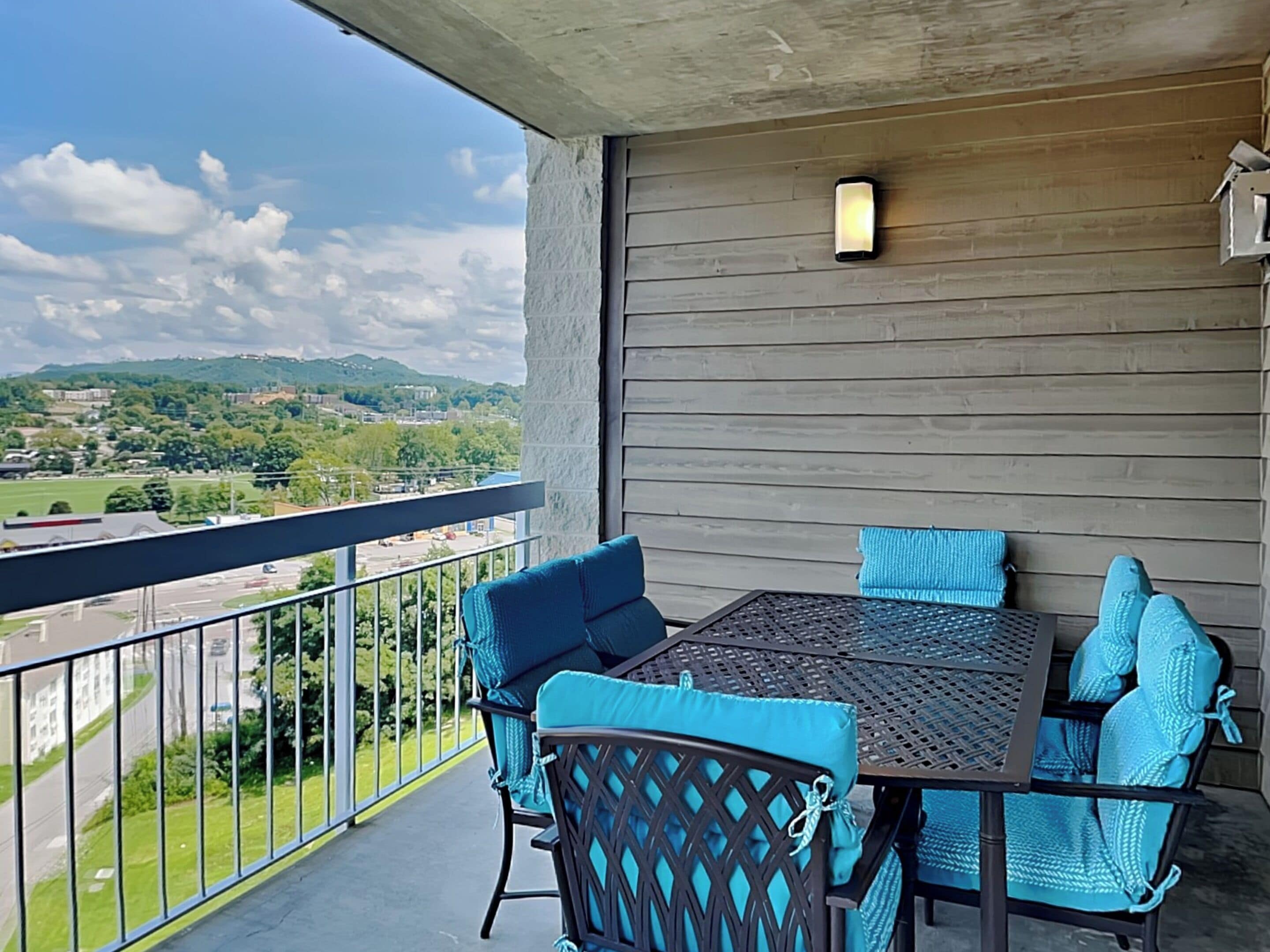 คอนโด, หลายเตียง, ใช้สระว่ายน้ำได้, วิวเมือง (#133 - No Pets) | รับประทานอาหารกลางแจ้ง