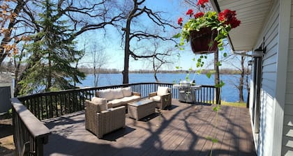 Lakefront House w/King Bed, Sauna, walk-in shower and lake access