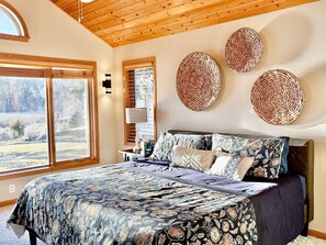 4 bedrooms, desk, iron/ironing board, free WiFi