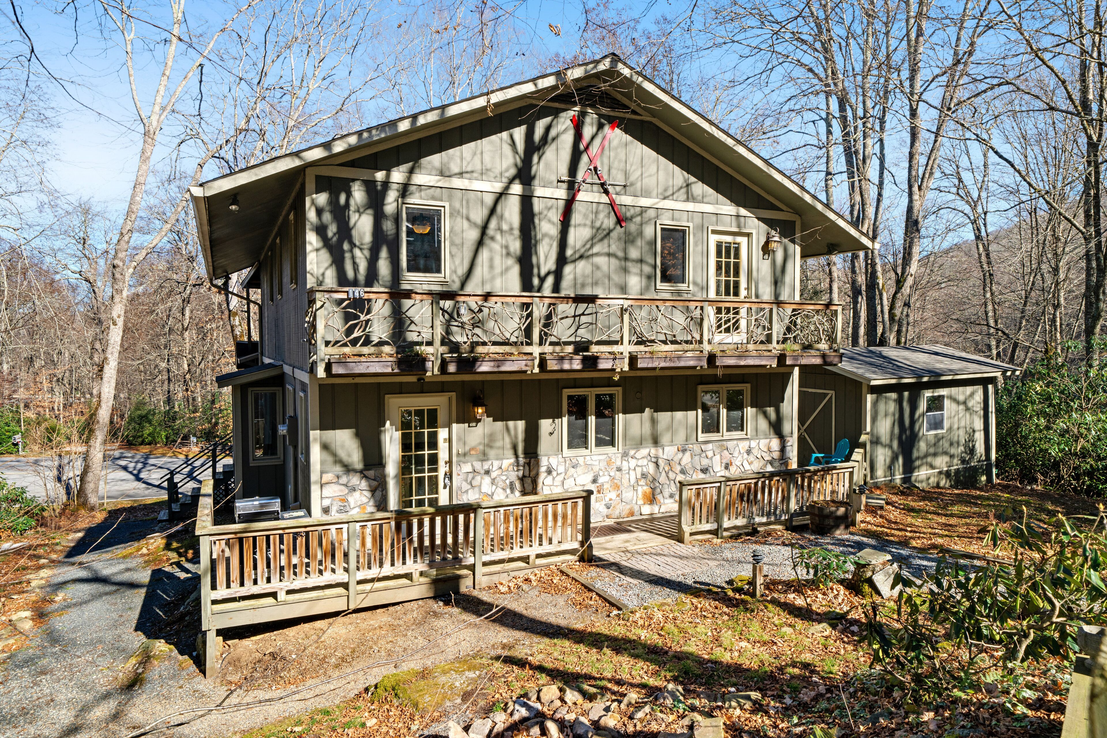 Waterfront Chalet w/ 2 Fireplaces, Private Hot Tub, washer/dryer, & Creek Access