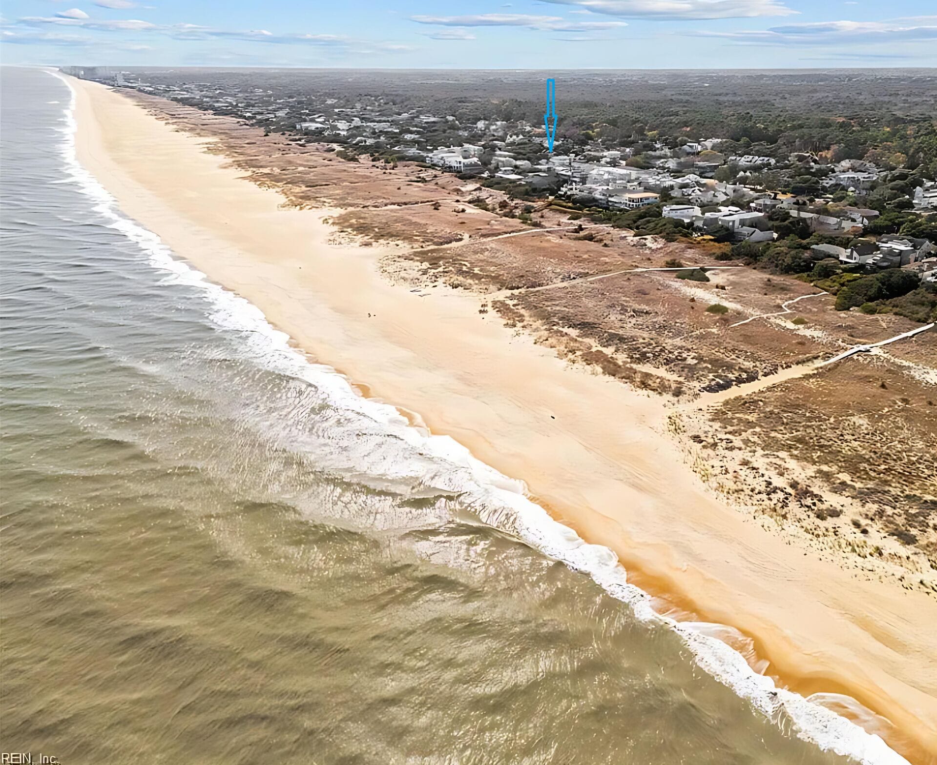 Playa en los alrededores y camastros 