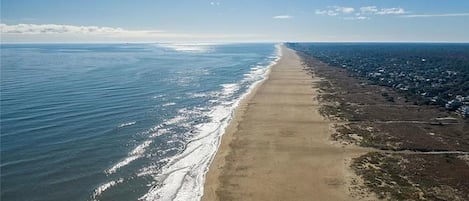 Playa en los alrededores y camastros