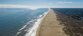 Absolute Beach 4bdrm/9guests vacation gem steps to beach