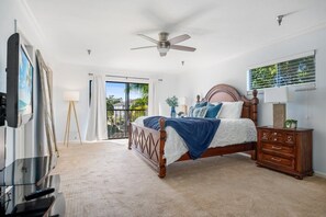 3 bedrooms, iron/ironing board, travel crib, free WiFi - Exceptional Waterfront Condo in Downtown Naples! (Naples)
