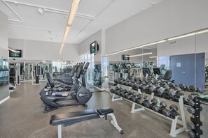 Fitness facility - SF Beautiful Blue & Gold Studio with Ocean View (Miami)