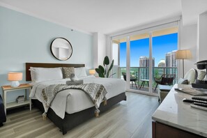 1 bedroom, desk, iron/ironing board, travel crib - SF Beautiful Blue & Gold Studio with Ocean View (Miami)