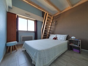 3 bedrooms, iron/ironing board, travel cot, Internet