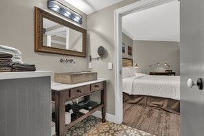 1 bedroom, desk, iron/ironing board, WiFi