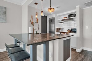 Een koelkast, een microgolfoven, een oven, een kookplaat