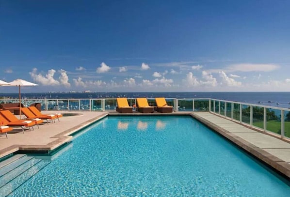 A heated pool - SF Amazing Studio - Walking Distance to Cocowalk (Miami)