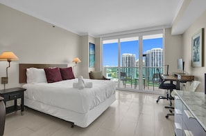 Desk, iron/ironing board, travel cot, free WiFi - SF Amazing Studio - Walking Distance to Cocowalk (Miami)