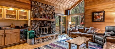 Una televisión, una chimenea