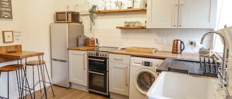 Cottage | Private kitchen | Fridge, electric kettle, toaster, cookware/dishes/utensils