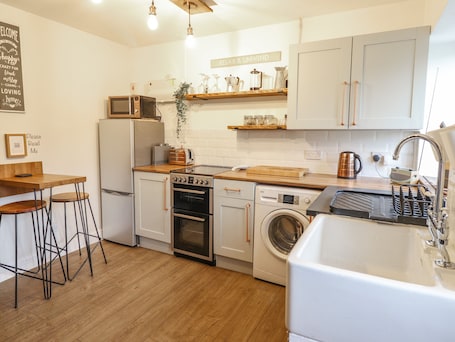 Cottage | Private kitchen | Fridge, electric kettle, toaster, cookware/dishes/utensils