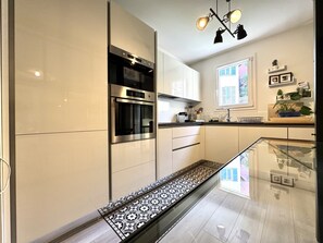 Réfrigérateur, micro-ondes, four, lave-vaisselle