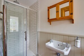 Kombinert dusj/badekar, hårføner, håndklær og såpe