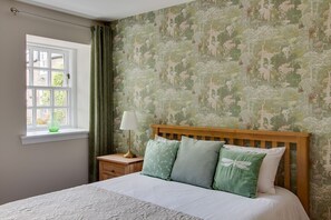 3 bedrooms, iron/ironing board, travel crib, free WiFi - Home Farm Cottage (with swimming pool and sauna) (Forfar)