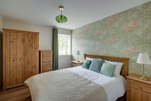 3 bedrooms, iron/ironing board, travel cot, free WiFi