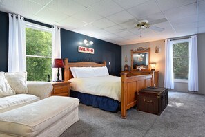 5 bedrooms, iron/ironing board, WiFi, bed sheets