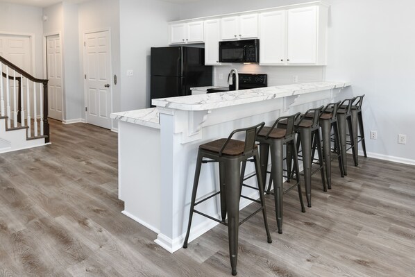 Een koelkast, een magnetron, een oven, een kookplaat