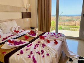 Rom – comfort | Skrivebord, skrivebord for bærbar PC, lydisolert og strykejern/-brett