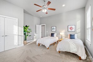 4 Schlafzimmer, Reisekinderbett, WLAN, Bettwäsche