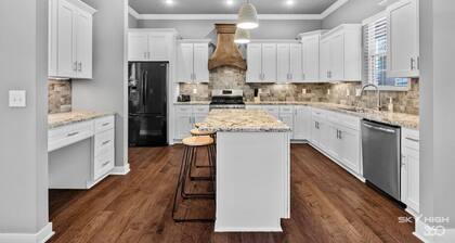 The Broadway SLEEPS 10 Near Pleasant Grove