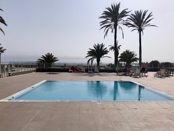 Een buitenzwembad, een verwarmd zwembad