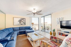 Televisión, reproductor de DVD, libros y estéreo 