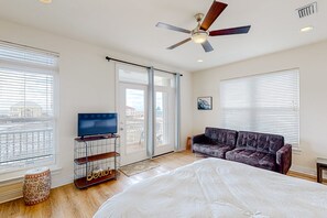 5 bedrooms, iron/ironing board, Internet, bed sheets - Bulldog Beach House | 2 Gulf-View Balconies | 2 Pools, Tennis, Steps to Shore (Fort Morgan)