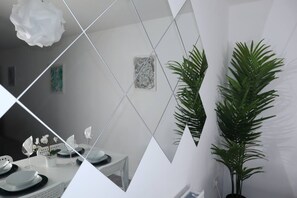 Luxury Apartment, Ensuite, Garden View | Restaurant - BNS Apartments (Leicester)