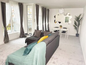 Luxury Apartment, Ensuite, Garden View | Lounge - BNS Apartments (Leicester)