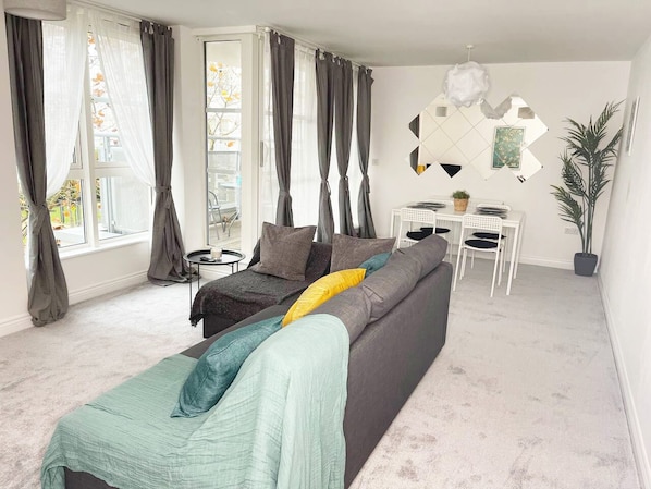 Luxury Apartment, Ensuite, Garden View | Lounge