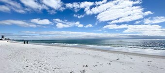 Brand New/Heated Pool/50 Steps to Beach/Fire Pit/Bikes/Beach Gear