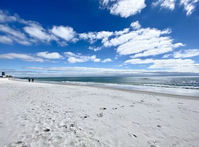 Brand New/Heated Pool/50 Steps to Beach/Fire Pit/Bikes/Beach Gear